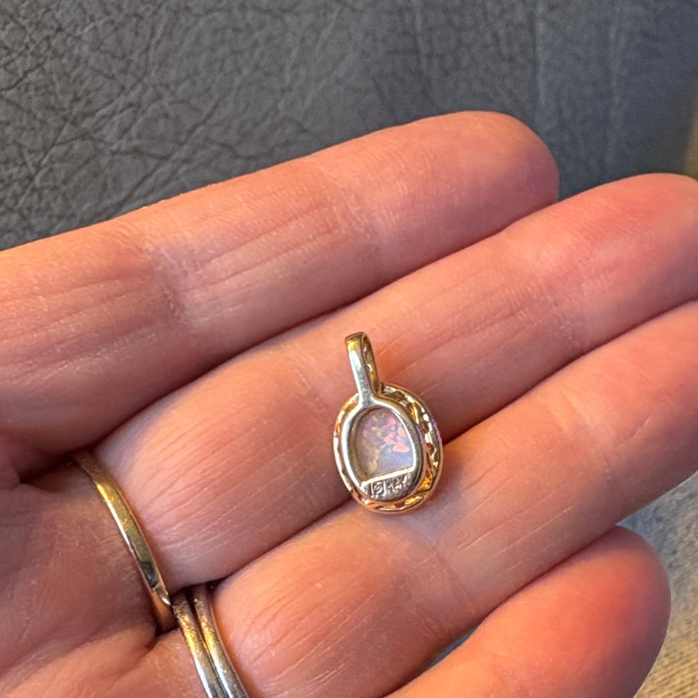 Elegant 14k solid yelllow gold Opal and Diamond Pendant - Picture 2 of 5